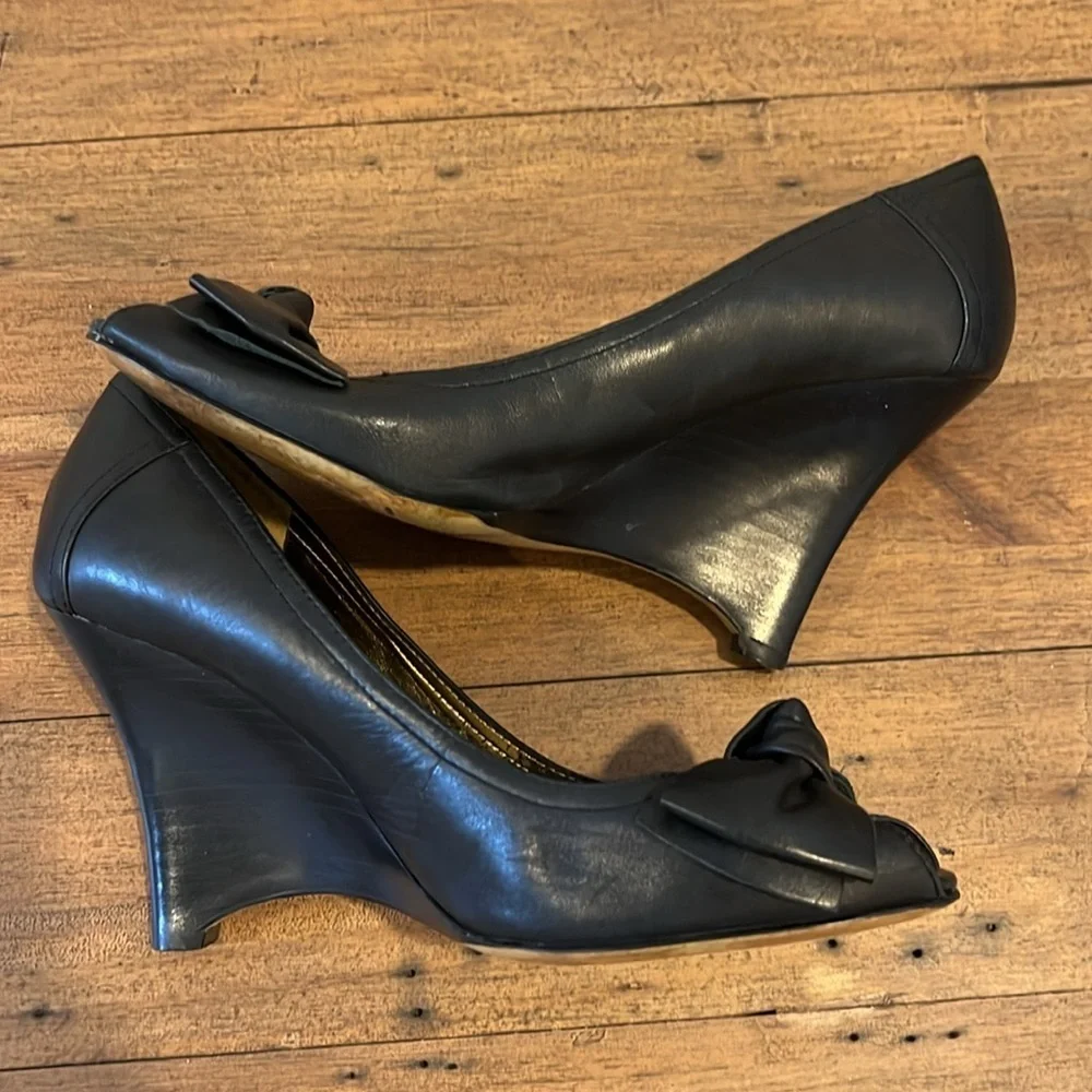 Guess pillow peep toe leather wedge 7.5